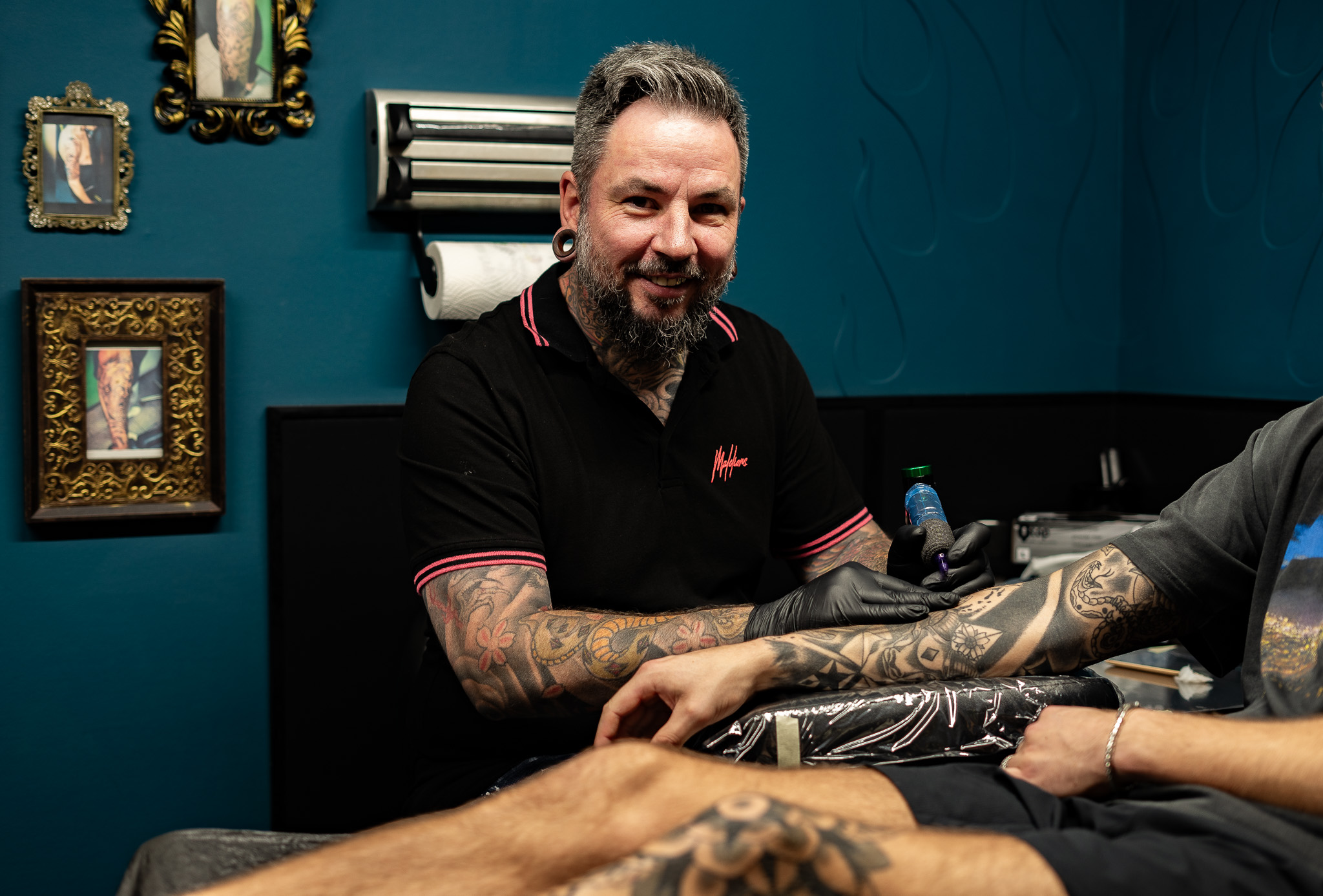 Tattoo artist bereidt een custom tattoo voor