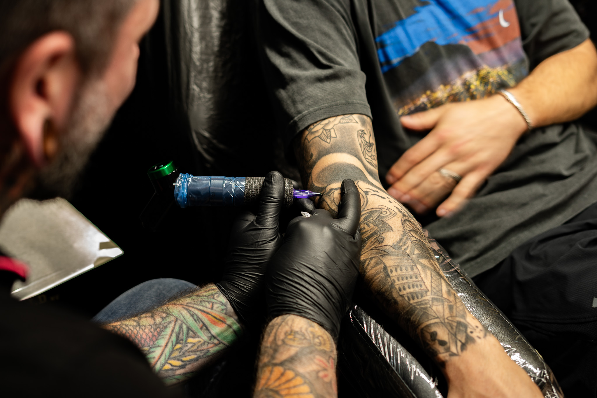 Tattoo artist werkt aan een tattoo in de studio